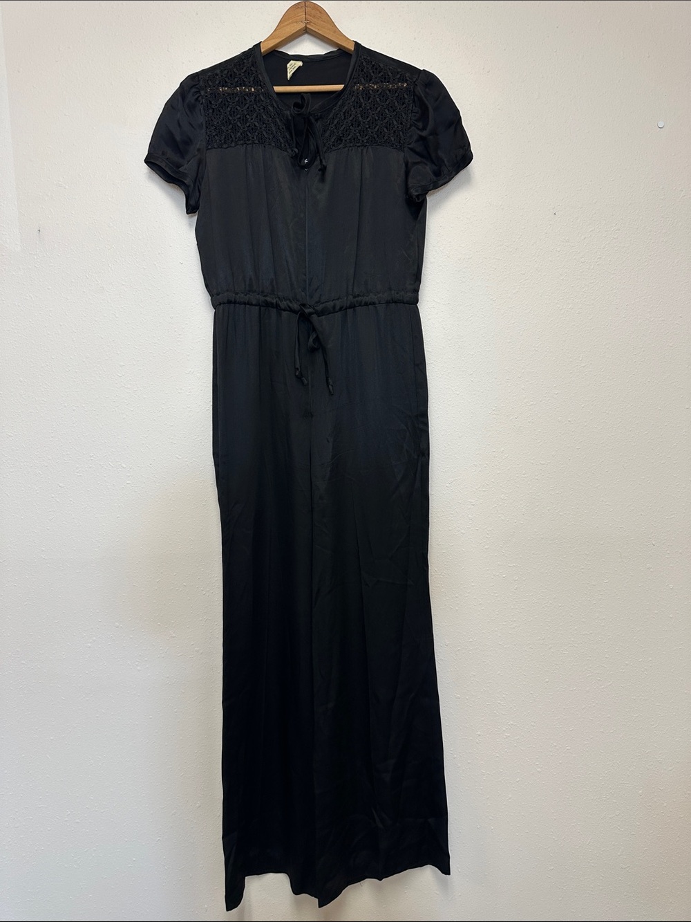 Black silk Short-Sleeve jumpsuit -pant suit lace yoke - tie waist - vintage